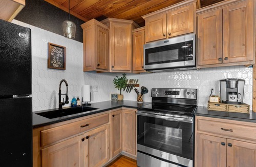 South Pittsburg Cabin | Wood Haven Cabin with a hot tub, fire pit, & indoor pool!