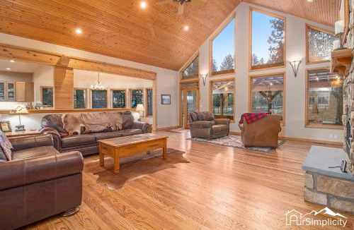 Perry Park House | Woodland Retreat 1 Acre Game Area Huge Yard