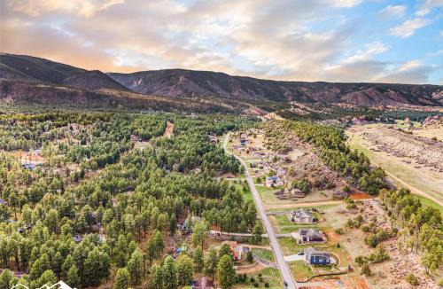 Perry Park House | Woodland Retreat 1 Acre Game Area Huge Yard