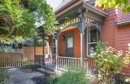 Carlton House | Wynkoop at Carlton: Taste of Europe, Walk to Wineries, Dog Friendly