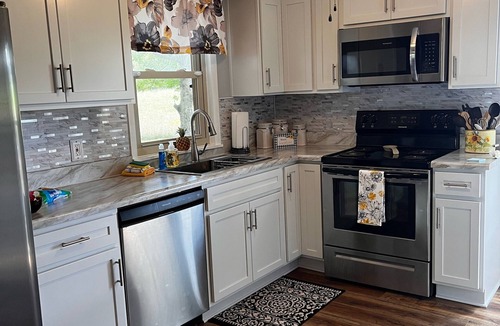 Scottsville Cabin | Year-Round Lake Views and Direct Lake Access just steps away.