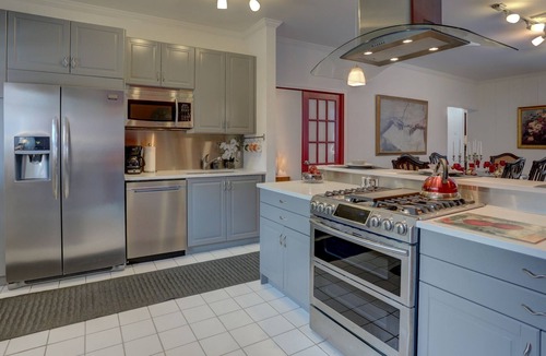 Lancaster House | Your own Private Pool Downtown! Midway between Spooky Nook & Amish Country