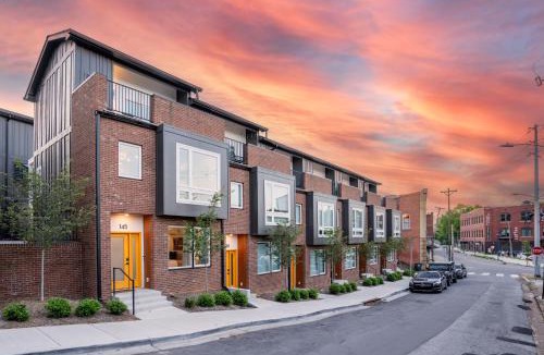 St. Elmo Improvement League Apartment | Your St Elmo Getaway for Rock City & Ruby Falls, 2BD townhome, 6 min to downtown