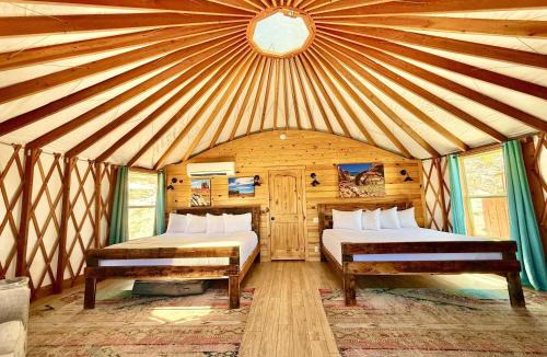Orderville House | Yurt Overlook #7 with AC and Private Bath 2 Kings