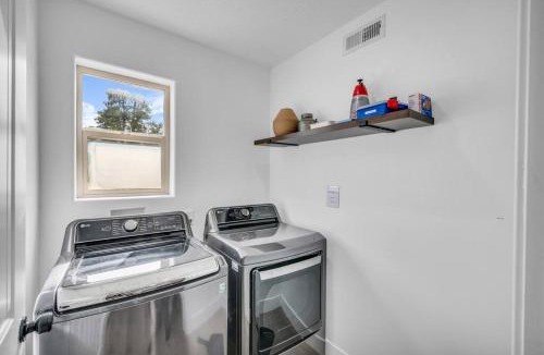 Glendale House | Zion Plush Family Escape HotTub, Games, Sleeps 14