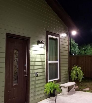 0.2 Miles From Festivals/City Park/Fairgrounds, Sleeps 4, Pets/kids OK brand new