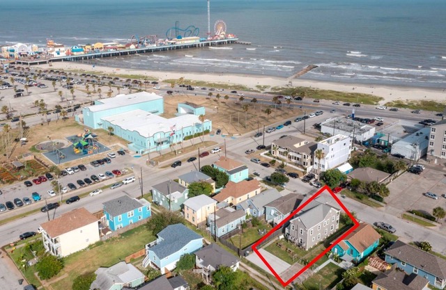 1 Block to Beach/Pleasure Pier/Restaurants/Park~Access to Balcony~Off Street Parking Space~Free WiFi