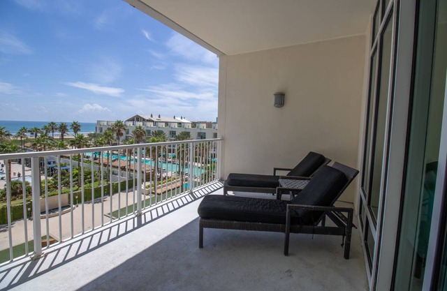 122 m² Condo ∙ 2 bedrooms ∙ 6 guests