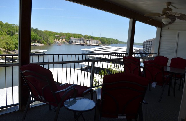 2 BR/2 BA Lakefront Lighthouse Landing Condo with Wifi