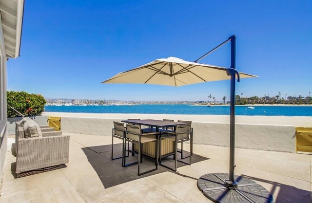 2 Levels of Waterfront * Bay View Patio * AC