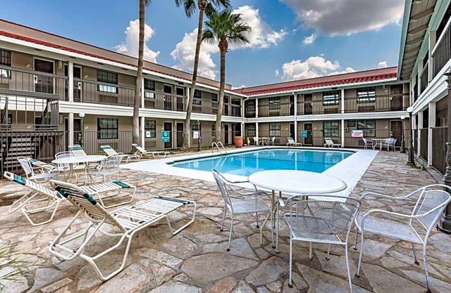 2-Star Hotel ∙ La Quinta Inn by Wyndham Laredo I-35