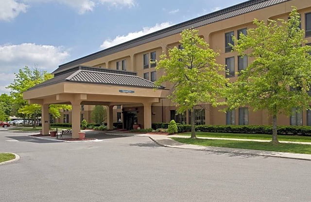 2-Star Hotel ∙ Hampton Inn Ann Arbor - North