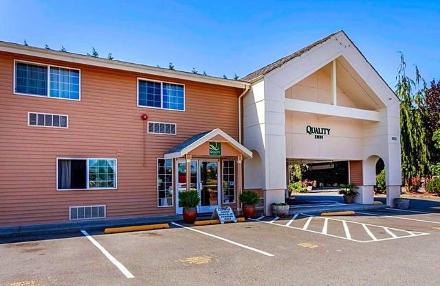 2-Star Hotel ∙ Quality Inn Arlington