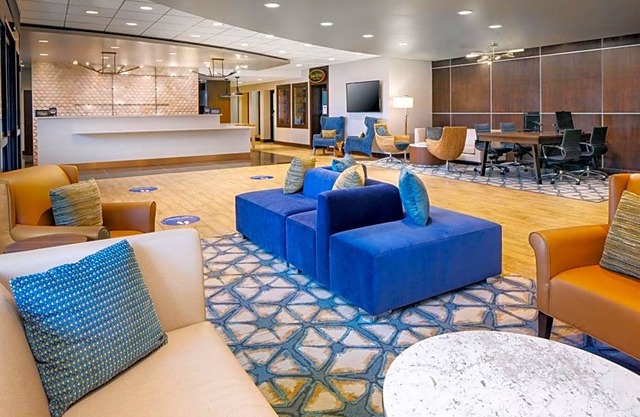 3-Star Hotel ∙ DoubleTree by Hilton Ann Arbor, MI