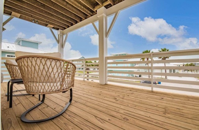 3BR, Walk to Beach, Pool Access | Mustang Royale