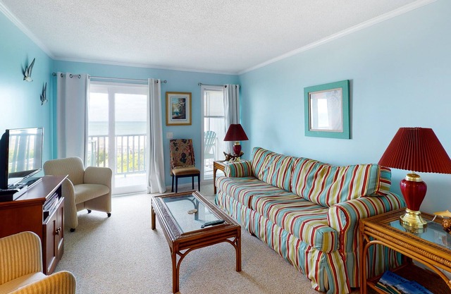3rd-Floor Condo Overlooking the Beach w/Free WiFi, Private Balcony, Washer/Dryer