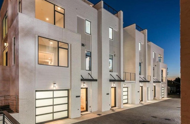4 Connecting Condos - Sleeps 32 to 36 - Firepits - Garages - Rooftops decks - Great Views - Security