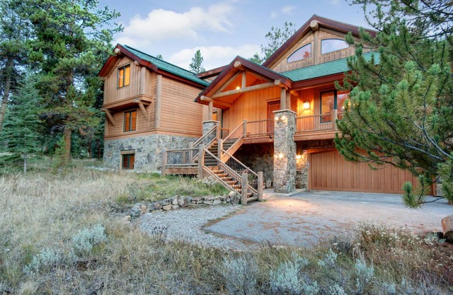 402 m² Luxury rental ∙ 5 bedrooms ∙ 14 guests