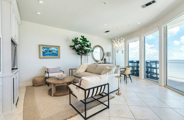 6th Floor Beachfront Condo - Elevator, Private Balcony, Resort Amenities w/POOL