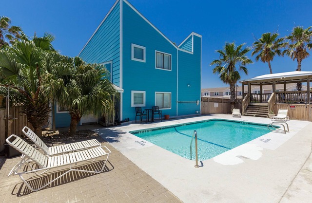 Affordable condo.Sleeps 4-Pool. Walk to beach! 2nd Floor. Various discounts.