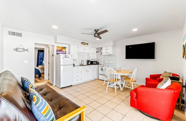 Amazing Condo w/Free WiFi, Central AC, Shared Pool, Deck, Water Views