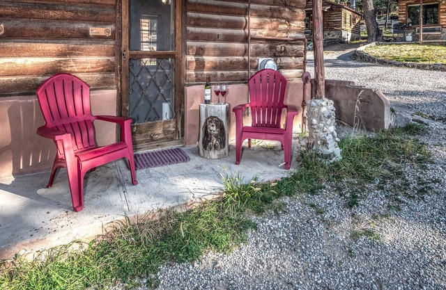 Apache Village 1, Queen Bed, Midtown, Pet Friendly, Sleeps 2