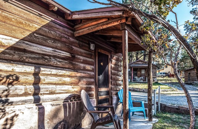 Apache Village 5, Queen Bed, Midtown, Sleeps 2