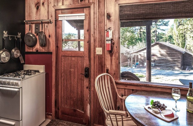 Apache Village 6, King Studio with Sleeper Sofa, Sleeps 3