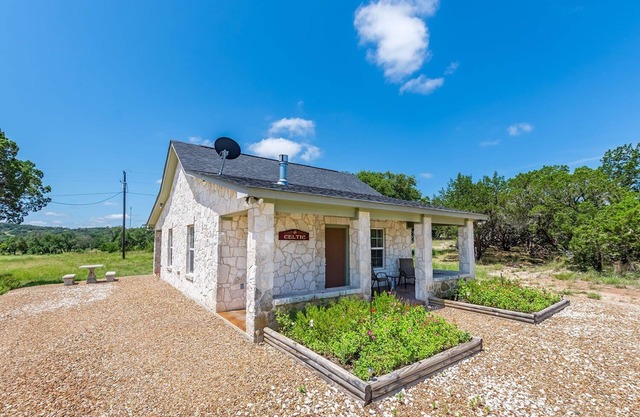 Appian Way - Celtic Cottage - Private Hot Tub - 4 min. to downtown - Wildlife