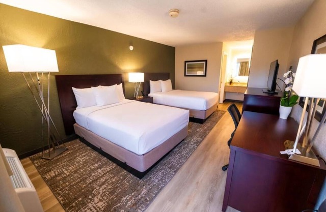 Awesome Group Getaway! Four Convenient Units, Pool, Breakfast, Shuttle to Parks.