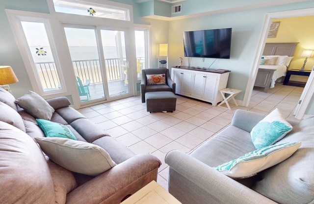 Beachfront condo w. stunning views + resort amenities.