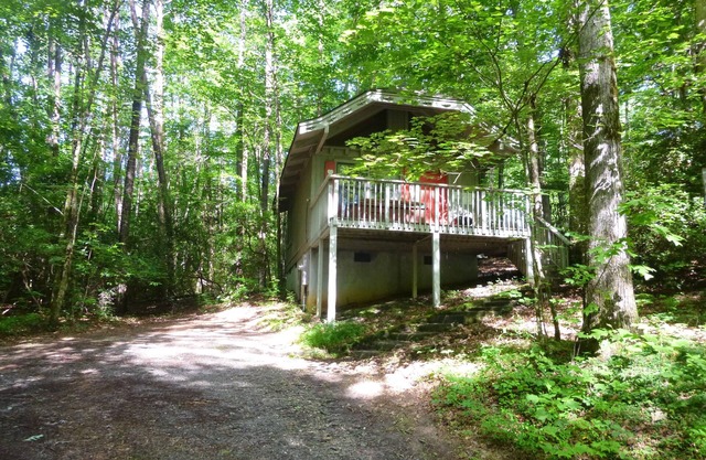 Bear Paw #7(1 bedroom Queen)Private; secluded.Hot tub cottage;Pet Friendly