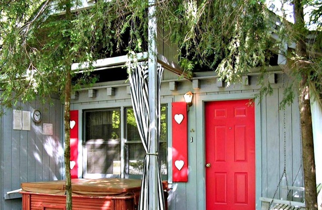 Bear Paw Cottage(#4 Queen)Adorable;Hot Tub; Pet Friendly;2Adults/2 Children max
