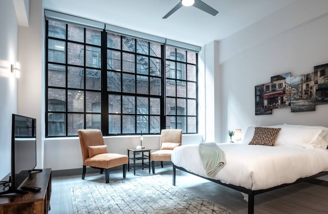 Beautiful Condo- Heart of Business District 403