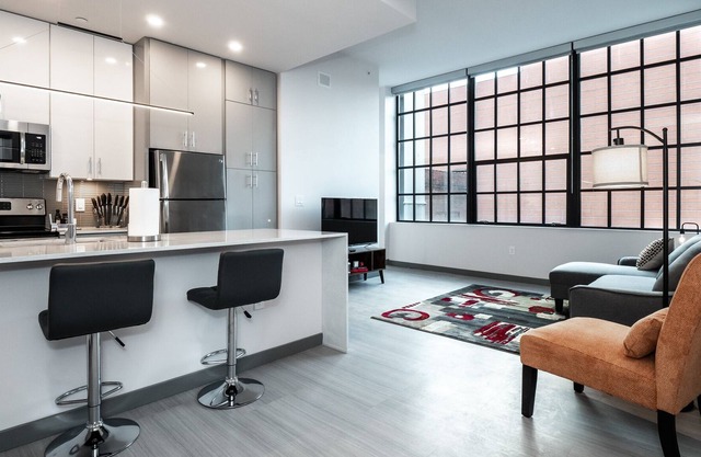 Beautiful Condo-Heart of Business District 405