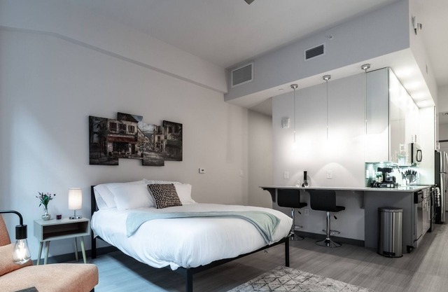 Beautiful Condo - Heart of Business District 603