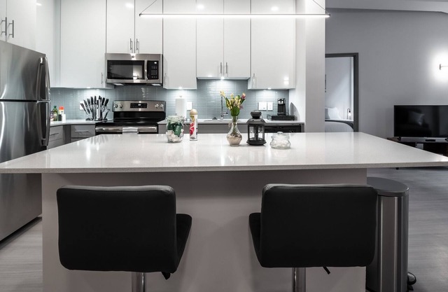 Beautiful Condo - Heart of Business District 602
