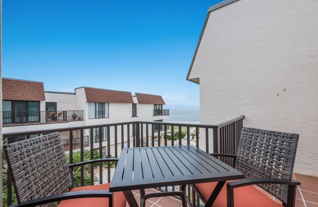 Beautiful Condo with Beach views! Rest and Relaxation await!