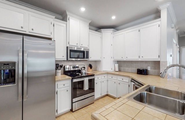Beautiful duplex close to lake with free WiFi, central AC, private W/D, patio