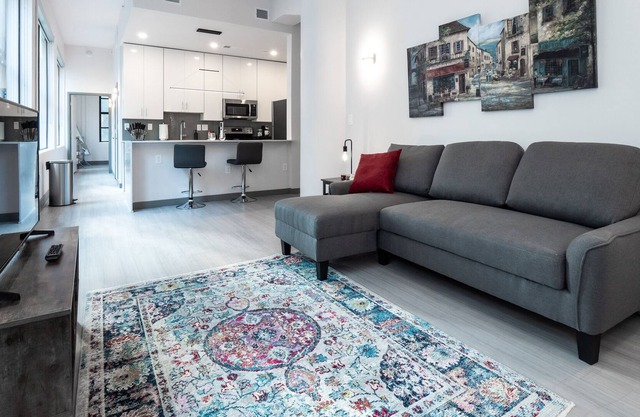 Beautiful Modern Condo - Heart of Business District 401