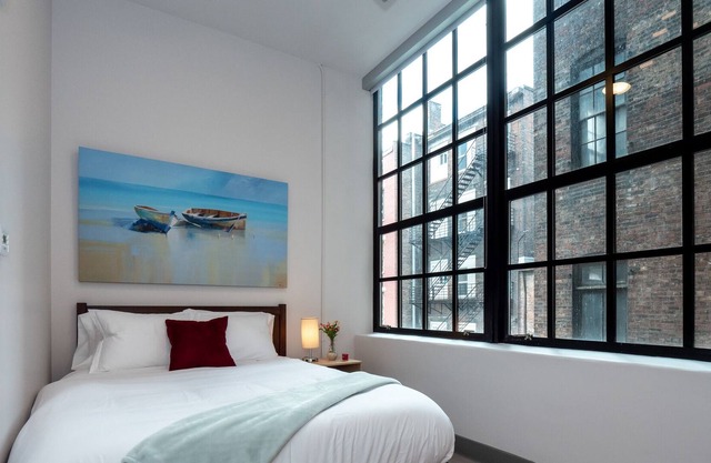 Beautiful Modern Condo - Heart of Business District 406