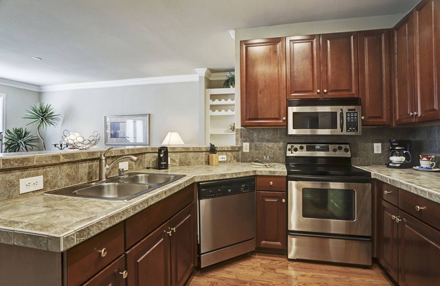 Beautiful Uptown/Galleria Mid-Rise For Lease!