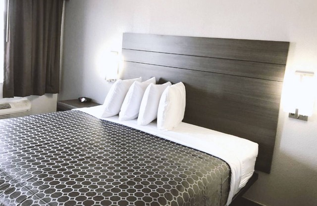 Sky Palace Inn 