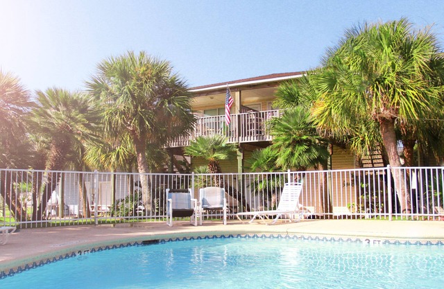 Charmimg Port Aransas Condo 2BR 2BTH overlooking the pool and tropical grounds