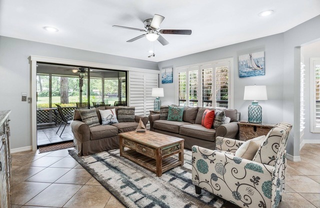 Charming Beach Cottage with GOLF CART! Golf Course View, Screened Porch, Pool