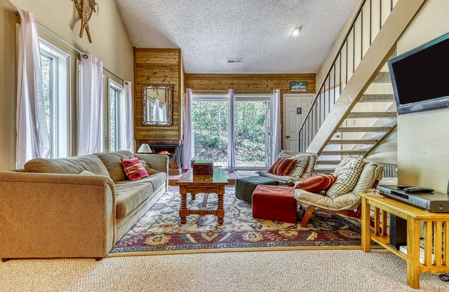 Charming, cabin-like setting with great mountain views and ski access!