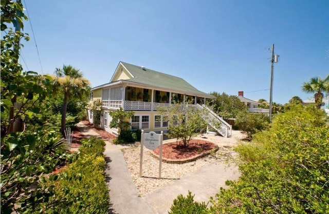Charming Ground-Floor Suite w/ Full Kitchen & Free WiFi - Near Dining & Shops