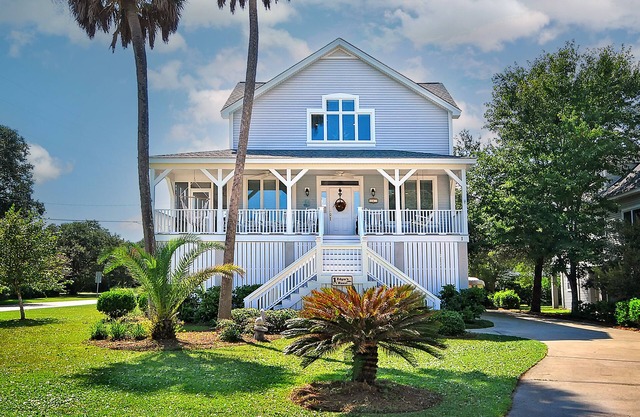 CLASSIC and Cozy IOP Beach Home, Family-Friendly, Walk to Marina!