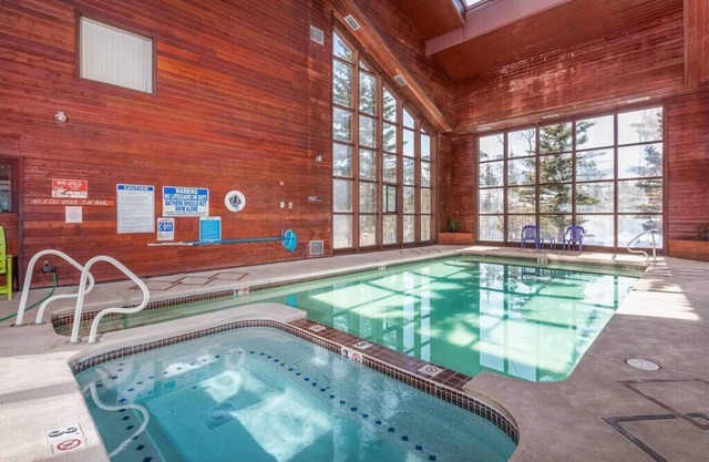 Condo 208, Wifi, Gas Fireplace, Community Pool &