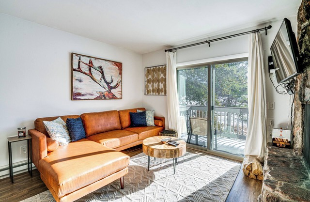 Condo w/Balcony & Views - Steps to Ski Shuttle!